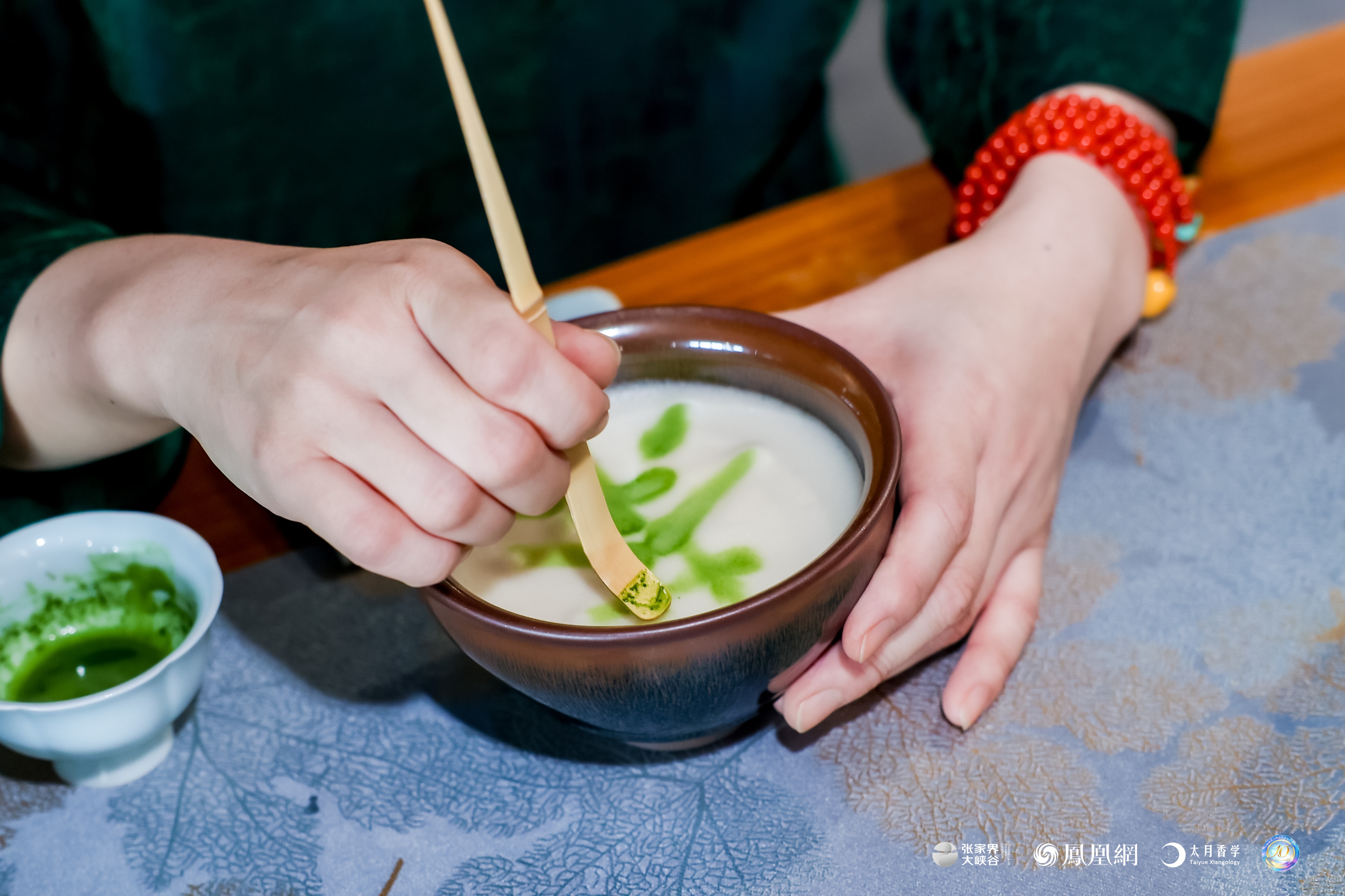 图集丨中国香创产品琳琅满目，中外游客争相体验