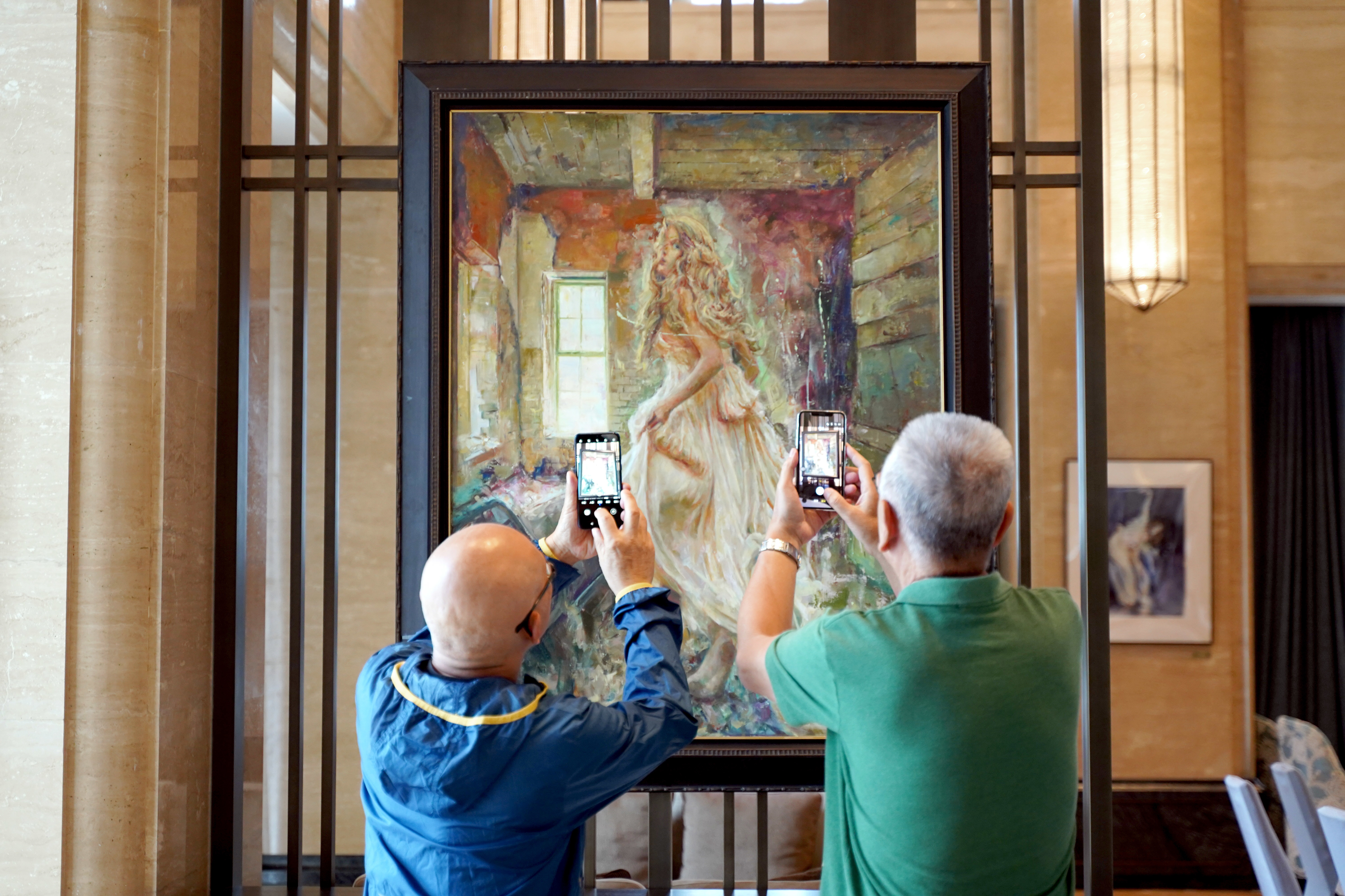 《风之叙 · 吕冰绘画作品展》在青岛威斯汀酒店开幕,展期持续至11月30日 ——于五层大堂吧,聆听风的视觉诗篇