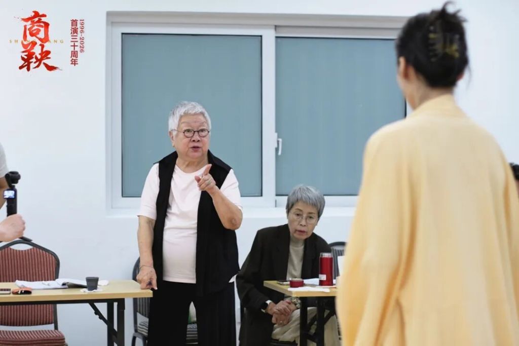 总导演陈薪伊（左）和导演周小倩（右）在排练现场