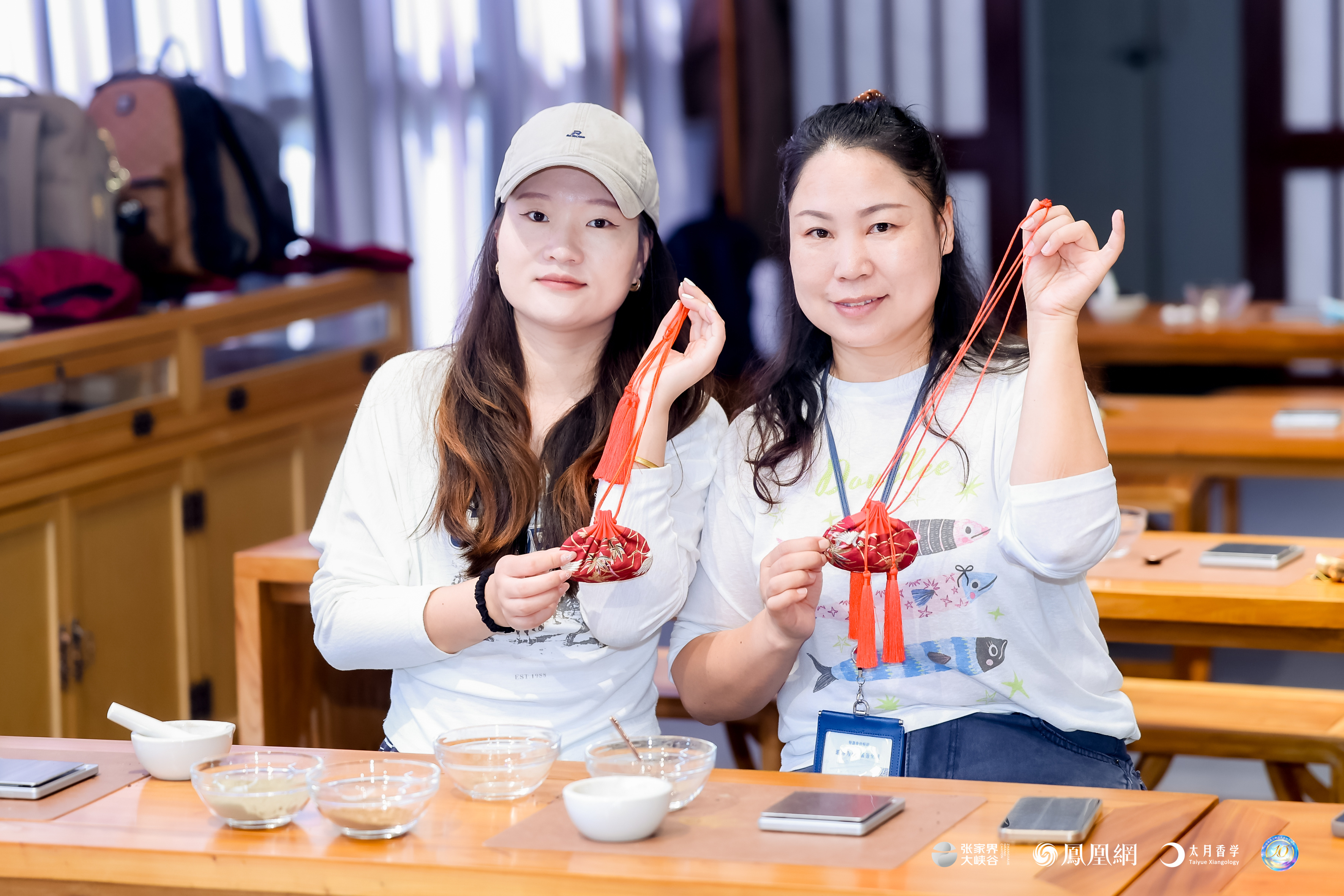 图集丨张家界大峡谷玩转“中国香”，中外游客玩嗨了