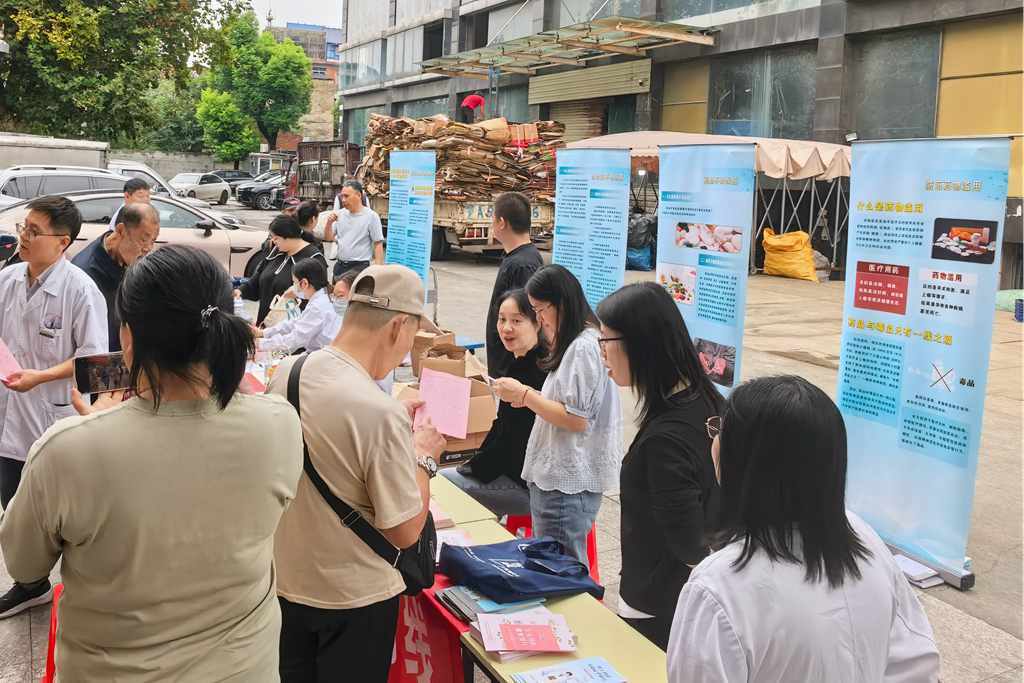 科普安全用药 守护居民安康 2026湖北省药品安全宣传走进武汉彭刘杨路社区
