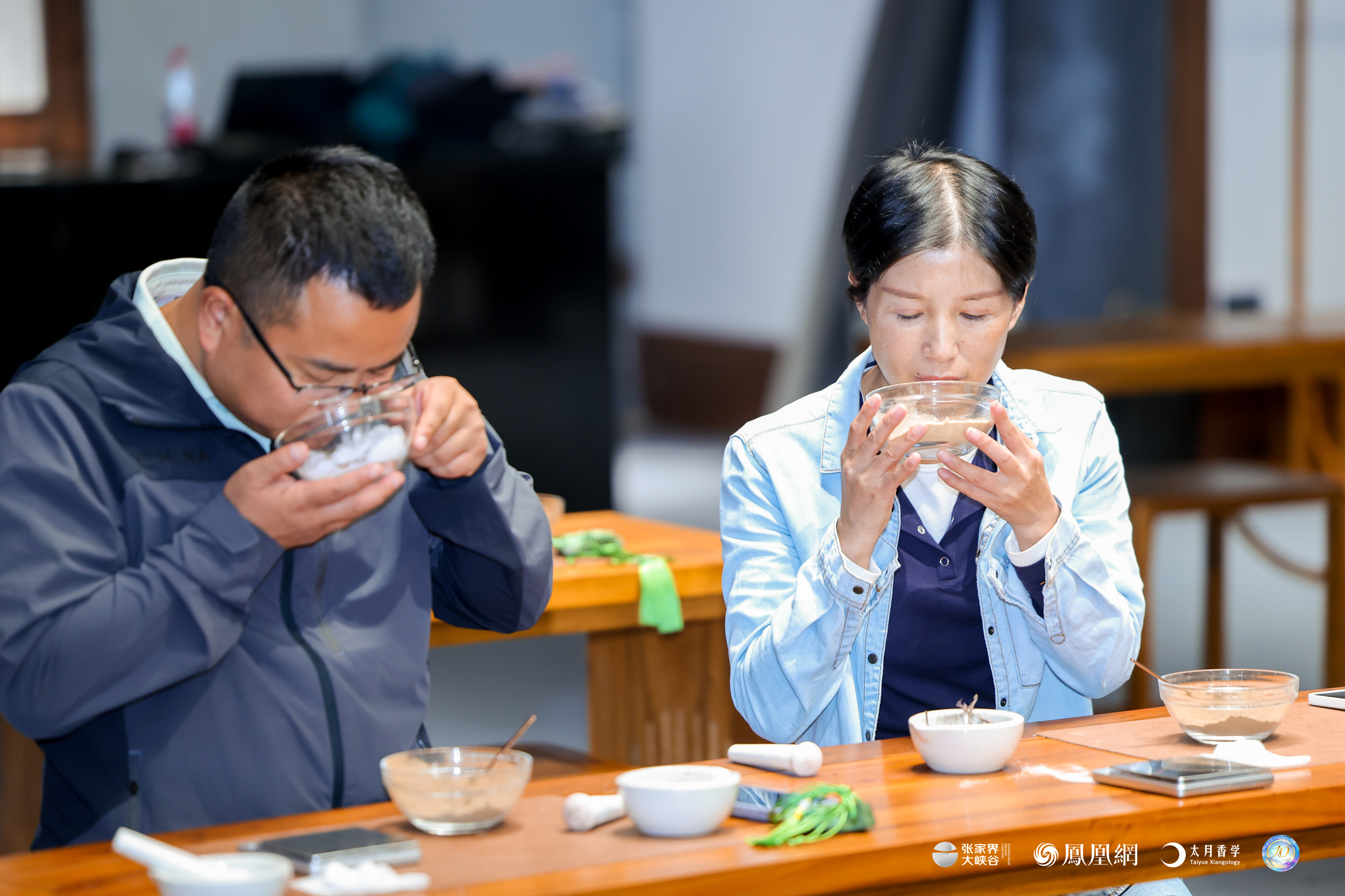 图集丨张家界大峡谷玩转“中国香”，中外游客玩嗨了