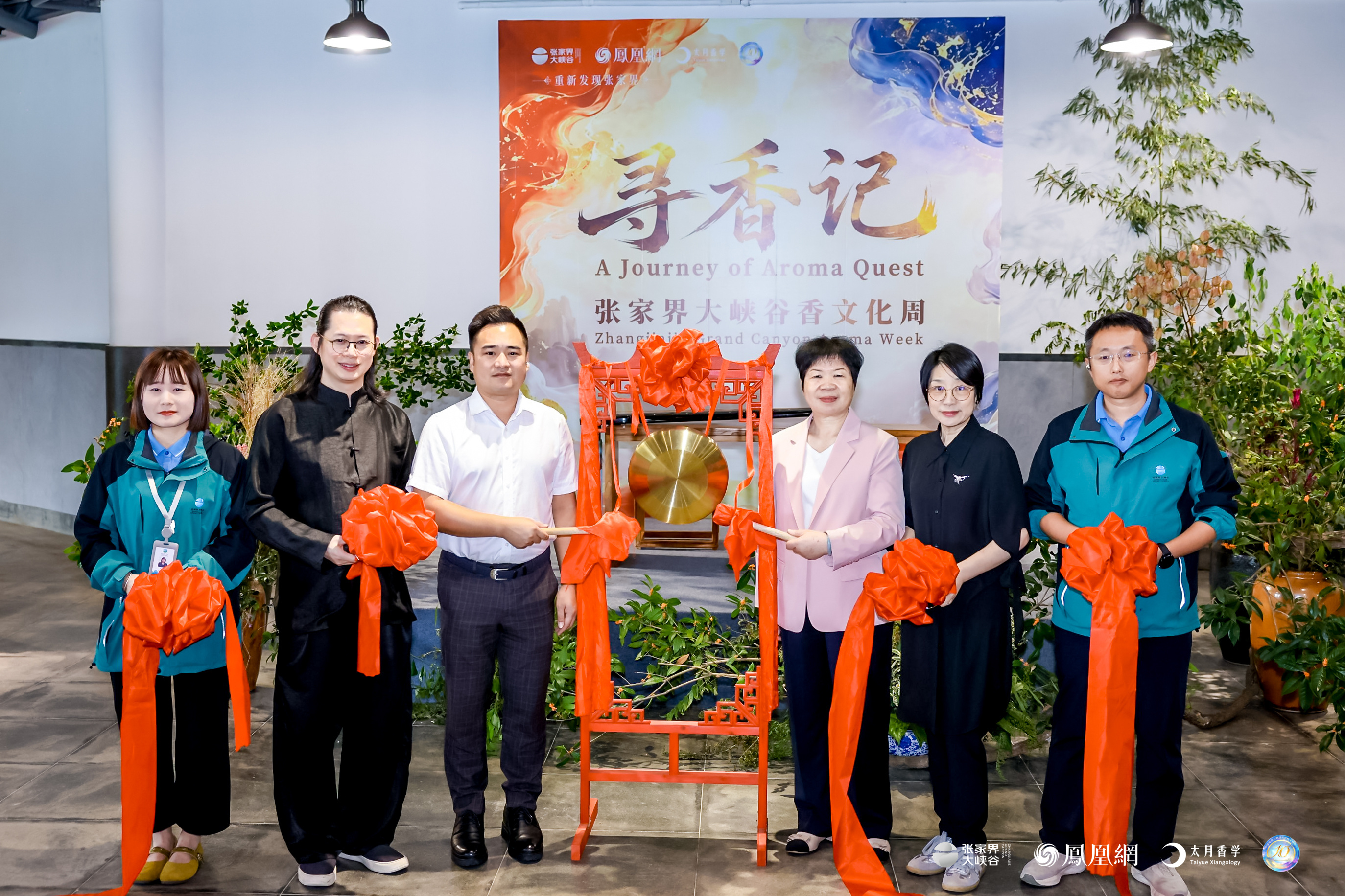 图集丨中国香创产品琳琅满目，中外游客争相体验