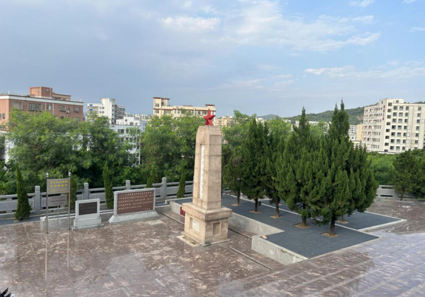 守护红色丰碑 静待英烈缅怀——西乡街道固戍社区开展烈士纪念碑养护工作