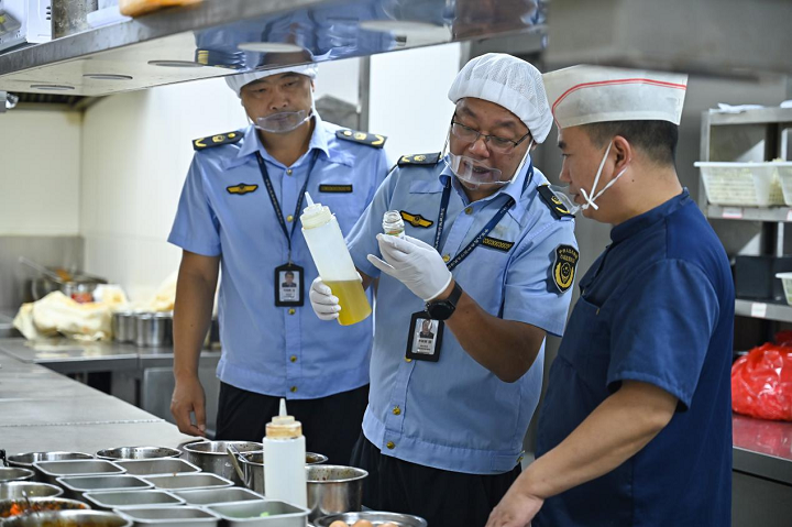 北戴河新区市场监管执法人员现场对调味品标识标签进行检查。