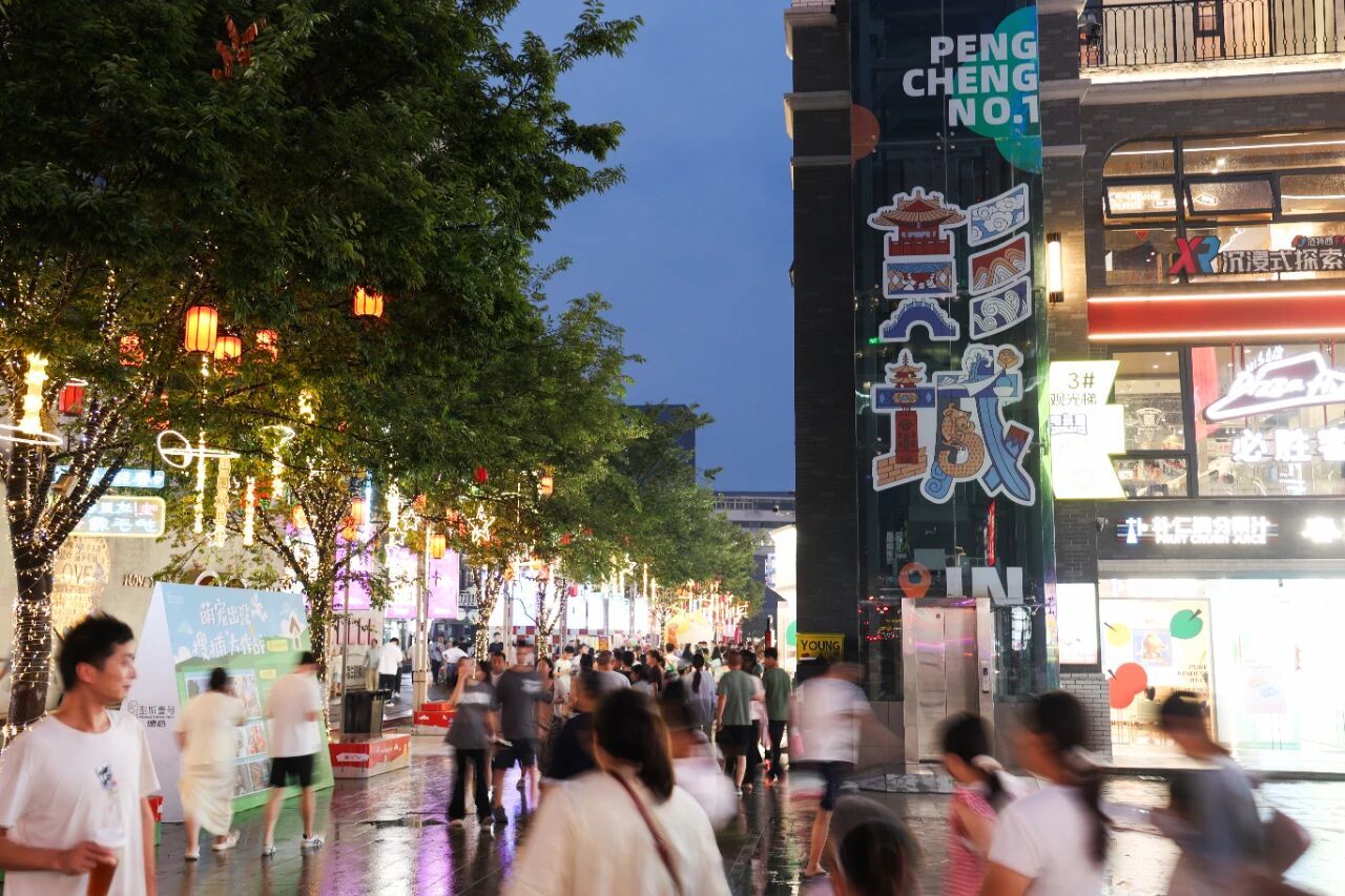 首店抢滩,消费焕新!徐州鼓楼商圈凭啥又火了?