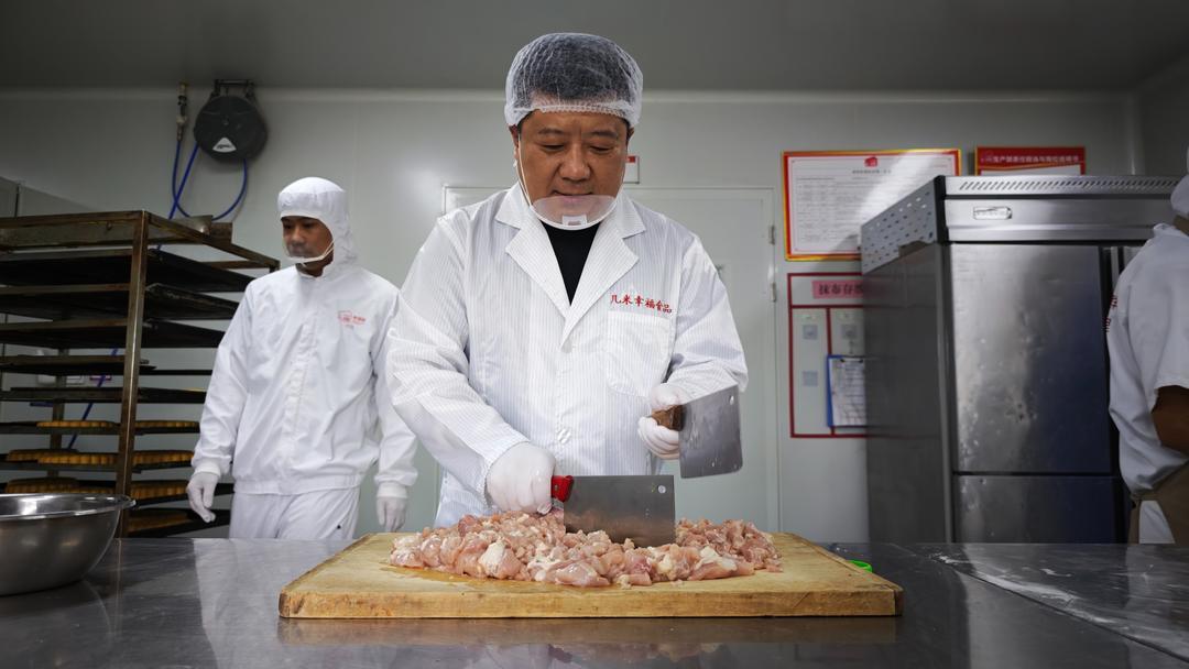 曹保卫正在制作炒鸡月饼馅料