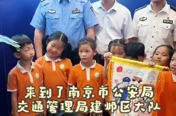 南京市学子路幼儿园小朋友写信建议给幼儿园门口加条斑马线
