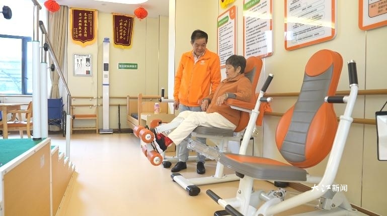 图说：吉州区吉星康养中心康复室，工作人员陪同老人使用器械进行下肢康复训练