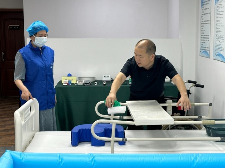 洪泽区定点护理机构对护理员进行培训