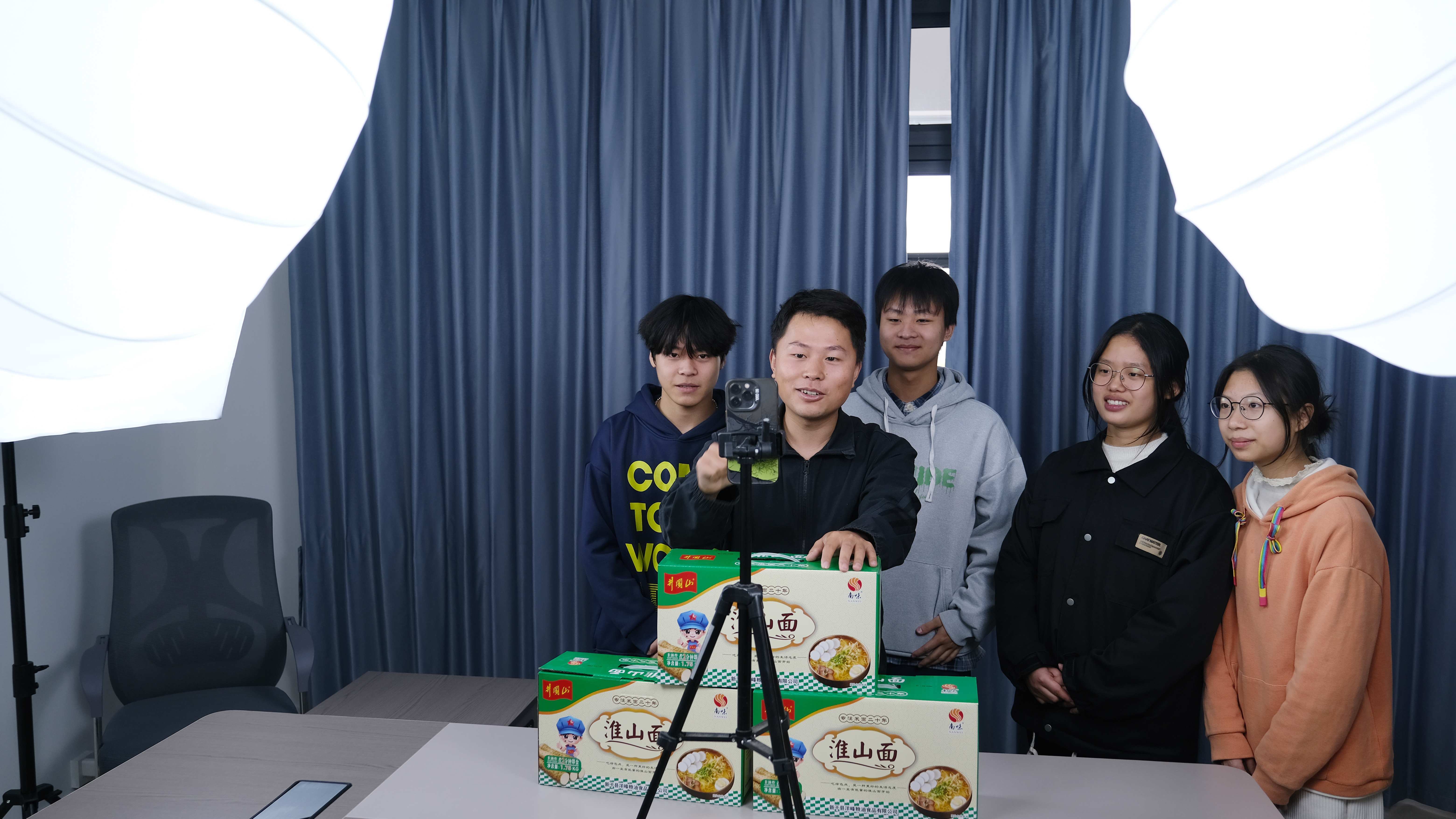 直播人员在新干县运营中心线上推销“井冈山”农产品区域公用品牌面条。