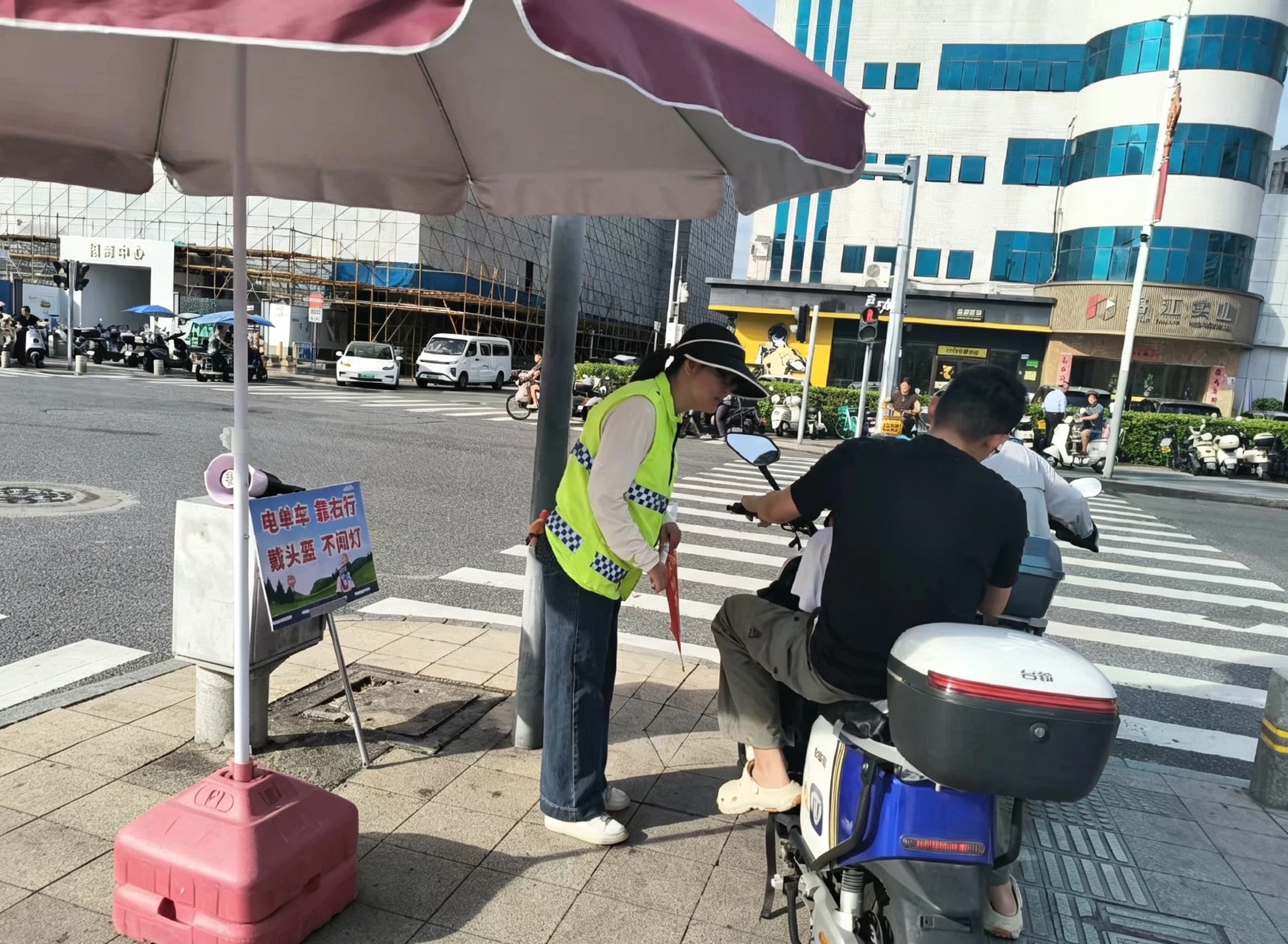 河西社区:交通劝导守路口,文明出行 入人心