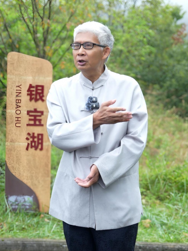 （纪老师参观金银湖）