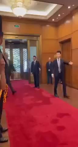伊朗外长再访华：红地毯迎接，做了个拥抱动作