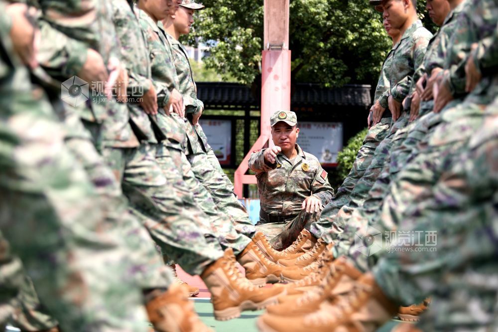 2026年9月15日，江西省吉安市峡江县人民武装部，预定新兵在教官的指导下进行役前教育。