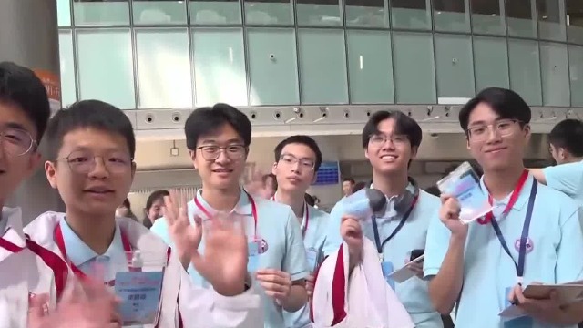 千名港澳青少年升旗队代表启程赴京