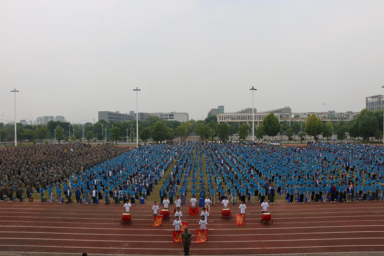 心怀暖意 扎根技能 常德技师学院举行2026年秋季开学典礼暨表彰大会