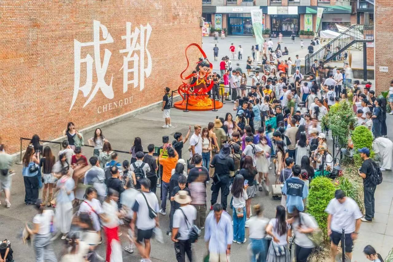 成都东郊记忆人流如织。图源：成都发布