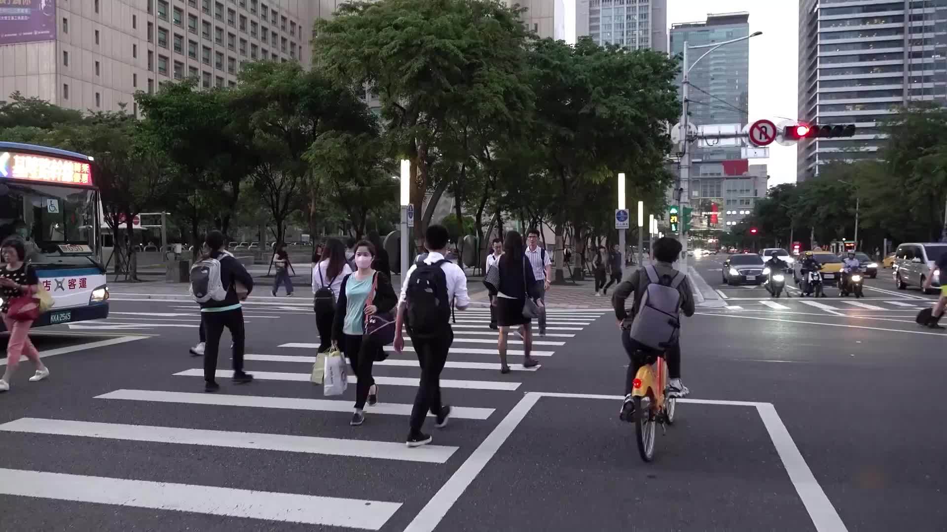 给敌人递刀子？赖当局要送船给菲律宾，新党：“台独”不算中国人