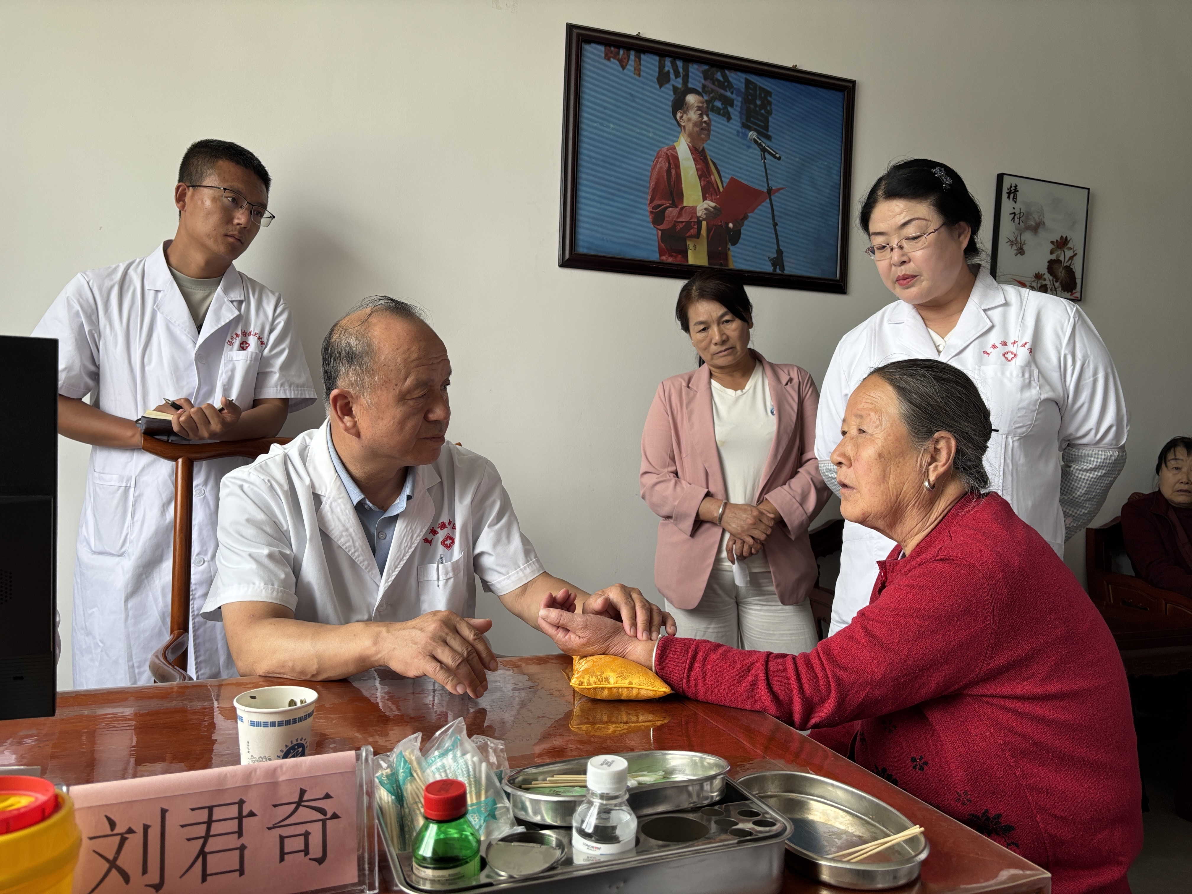 （图片为中医针灸主任医师、甘肃医学院皇甫谧学院院长刘君奇开展义诊）