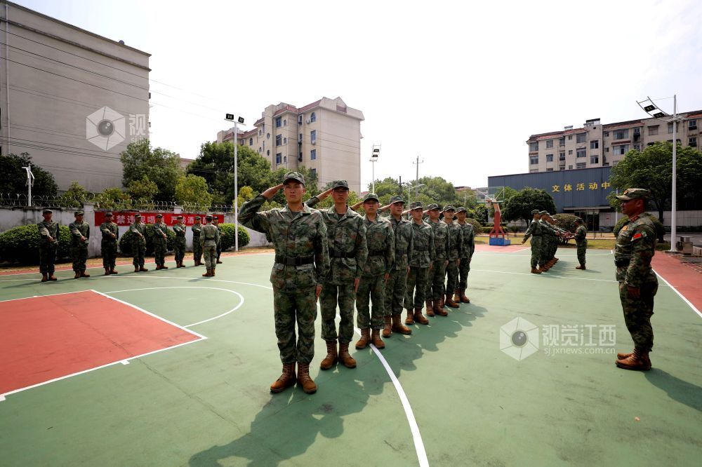 2026年9月15日，江西省吉安市峡江县人民武装部，预定新兵在教官的指导下进行役前教育。