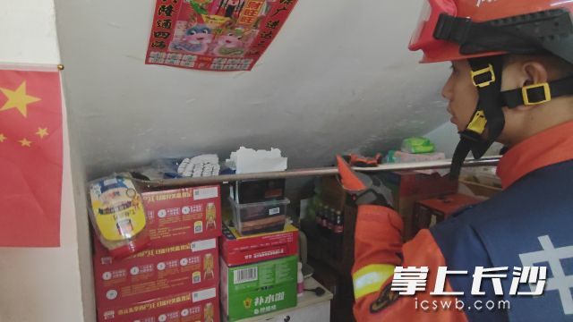 消防救援人员在搜捕菜花蛇。 长沙晚报通讯员 王磊 供图