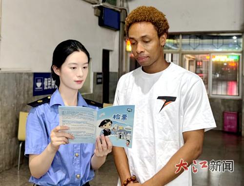 外籍留学生咨询多、语言不通怎么办？新余车站：编本双语手册