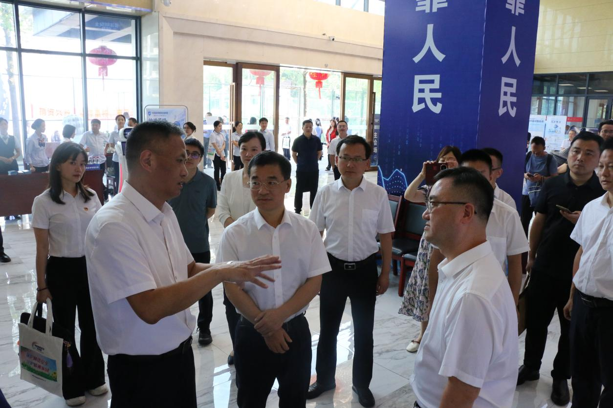 参观网络安全展区