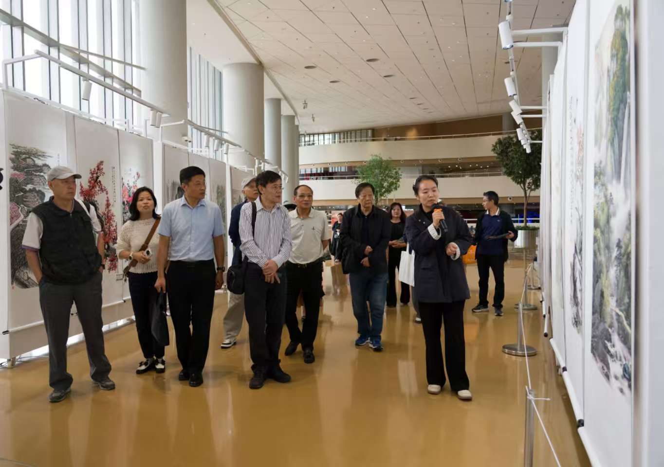 画家兼讲解员刘畅在现场向与会领导和嘉宾解说