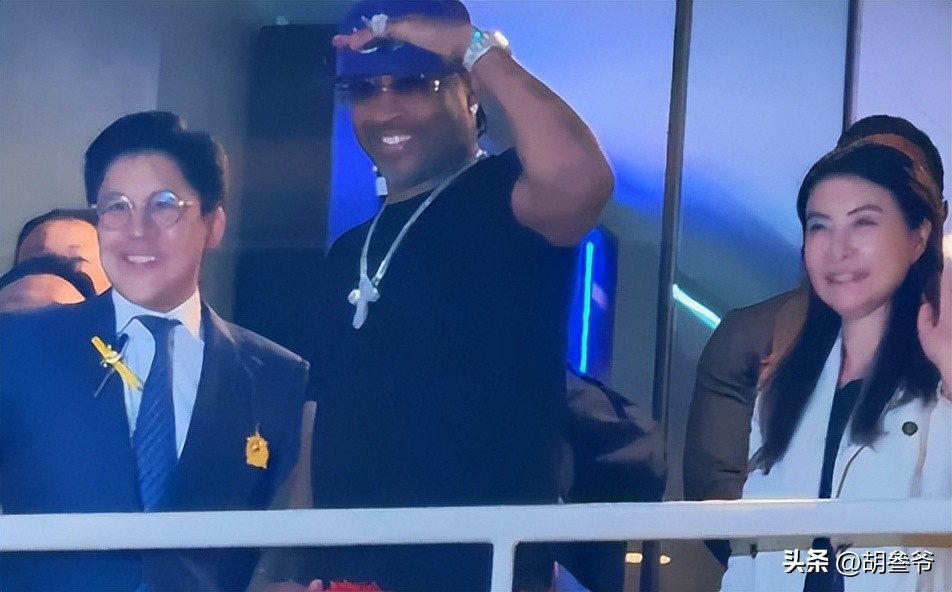 郭晶晶夫妻现身香港马场,霍启刚与NBA巨星热聊,牵着老婆手合影