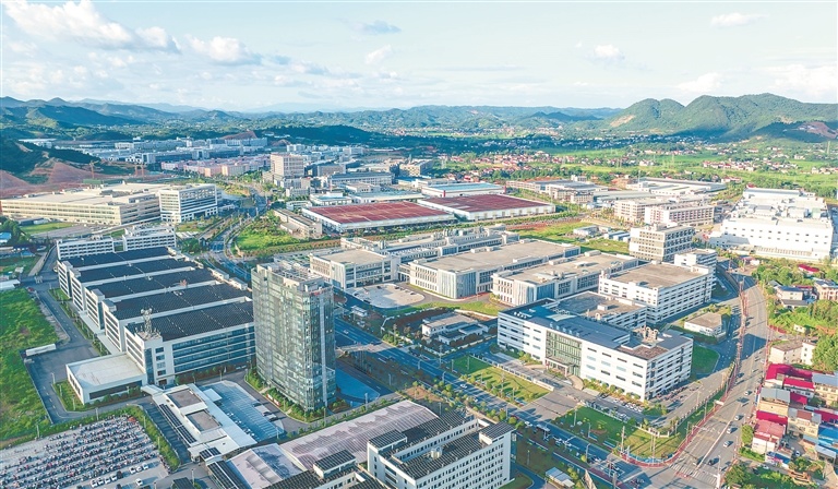 在赣湘合作产业园内,PCB产业链企业厂房林立、集群连片。 通讯员 欧阳林摄