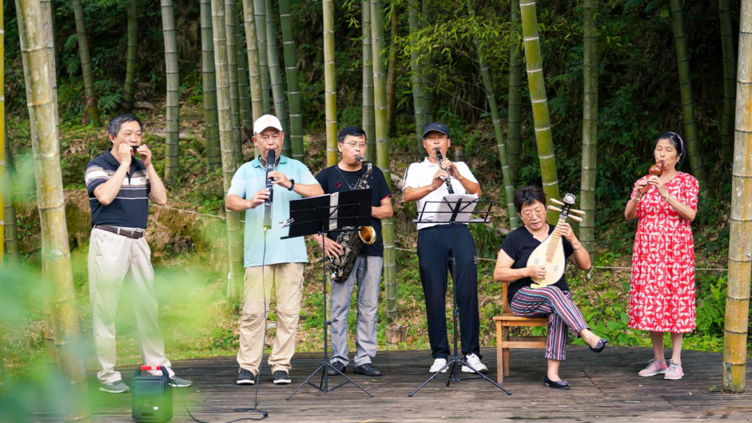 游客在游客服务中心演奏娱乐。