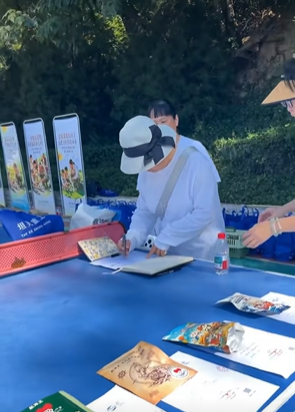 汇聚微光暖生灵!“爱心投喂站”携手航海王开展流浪猫粮公益捐赠活动