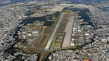 ▎美军普天间基地嵌入冲绳宜野湾市核心城区，基地设施与周边居民区紧密交织，已成为当地生活场景的一部分。图片来源：美联社