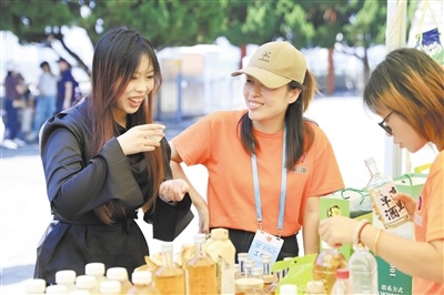 游客在集市上品尝美酒