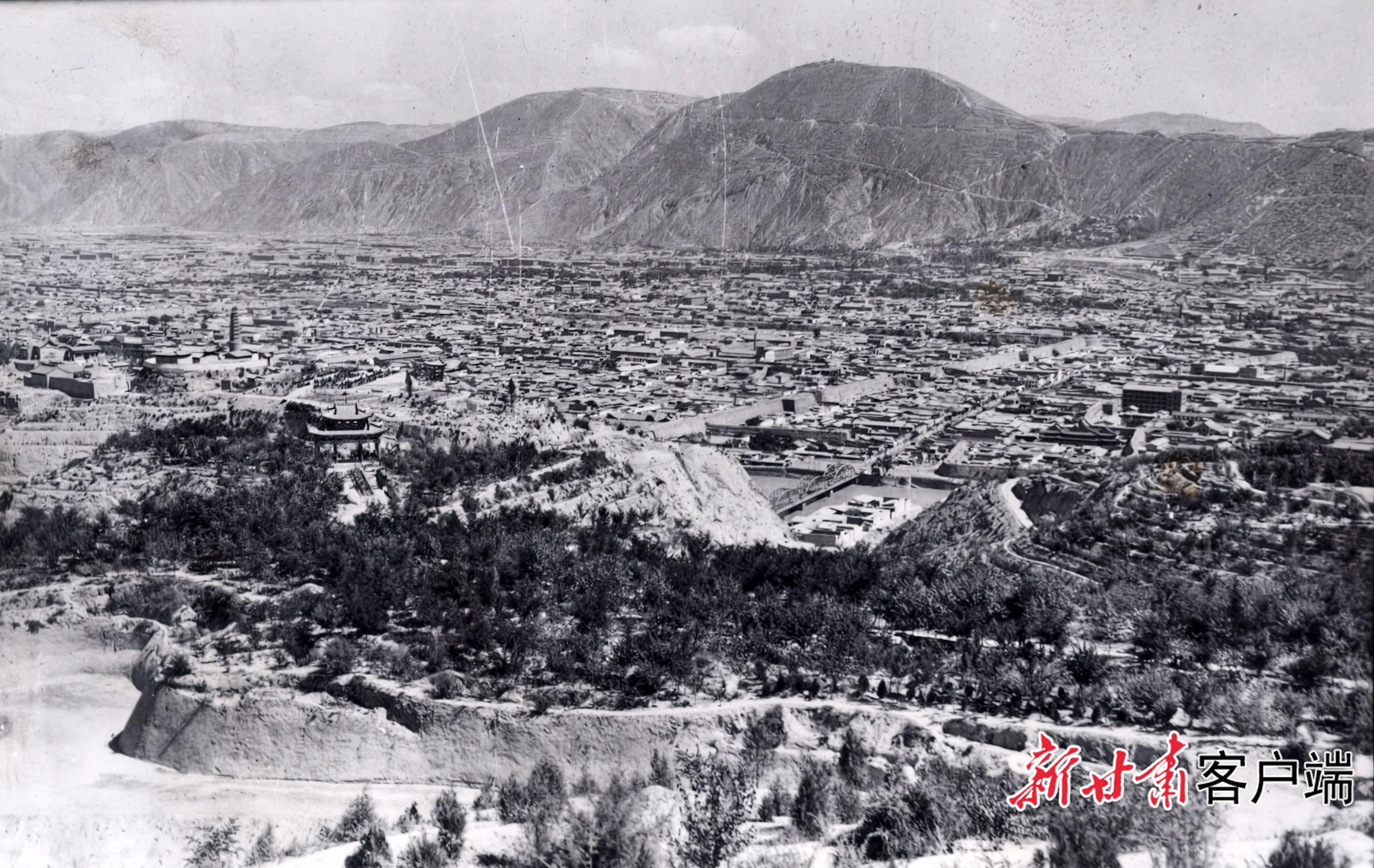 1958年8月，在兰州市白塔山公园山顶俯瞰兰州城区。