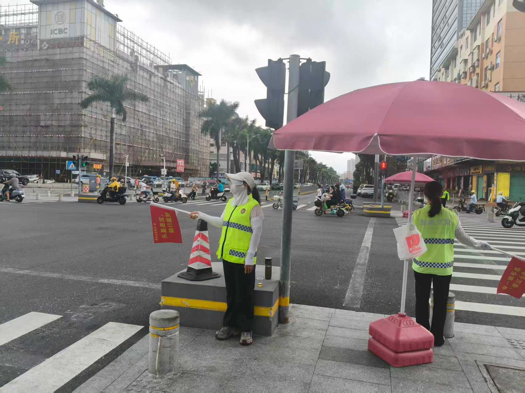 河西社区:交通劝导守路口,文明出行 入人心
