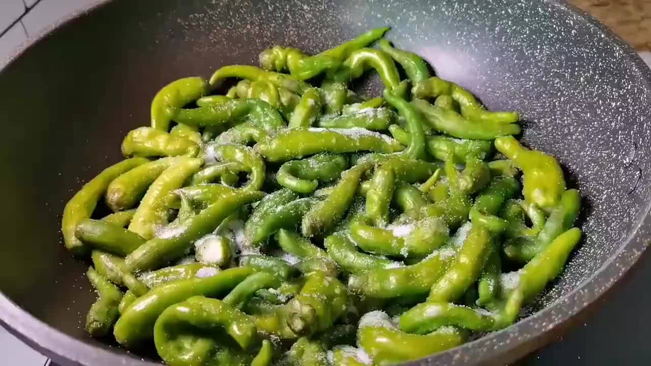 中午做的辣椒又爆了，好多网友问详细做法，现在抽空再分享一次