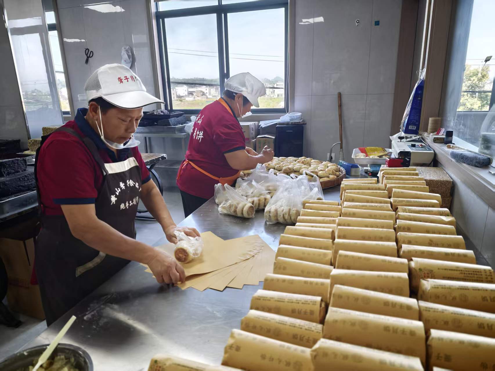 安徽省休宁县东临溪镇:徽州风味手工月饼畅销市场