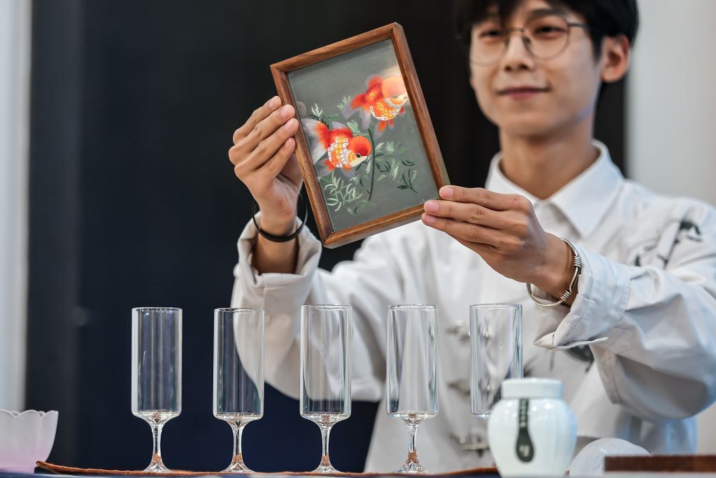 5月19日,在匈牙利布达佩斯,茶艺师在“茶和天下·雅集”系列活动开幕式上展示苏绣。新华社发(鲍洛格·达维德摄)