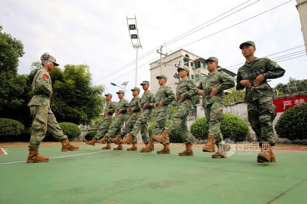 2026年9月15日，江西省吉安市峡江县人民武装部，预定新兵在教官的指导下进行役前教育。