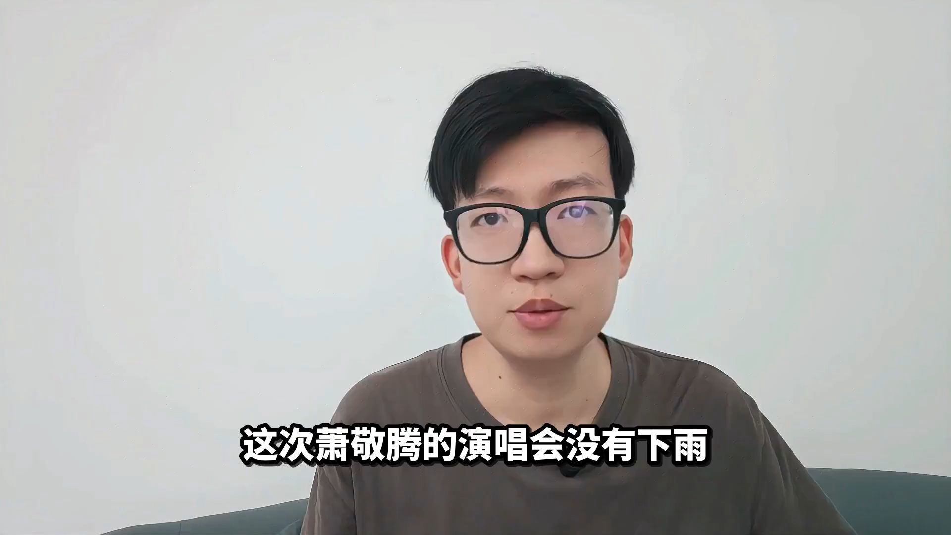 女生拒绝男友亲吻转亲闺蜜，情侣“调皮”的边界在哪？