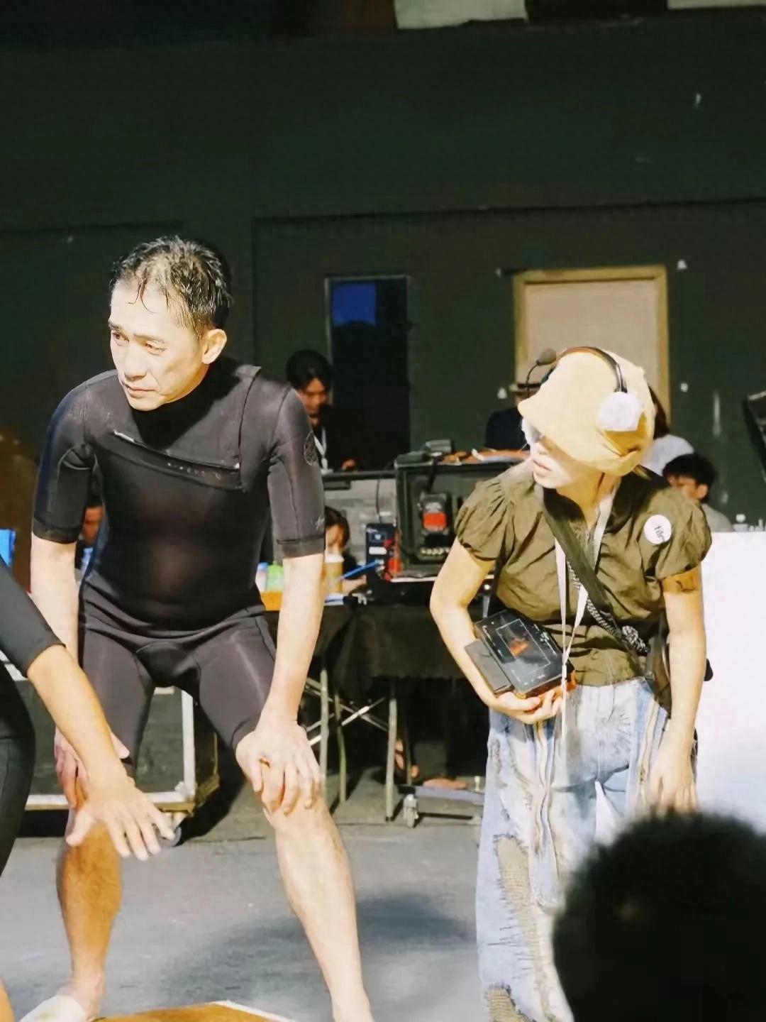 梁朝伟片场工作照曝光,穿黑色紧身潜水服,秃发严重却依旧帅气(图1) 梁朝伟片场工作照曝光,穿黑色紧身潜水服,秃发严重却依旧帅气(图1)