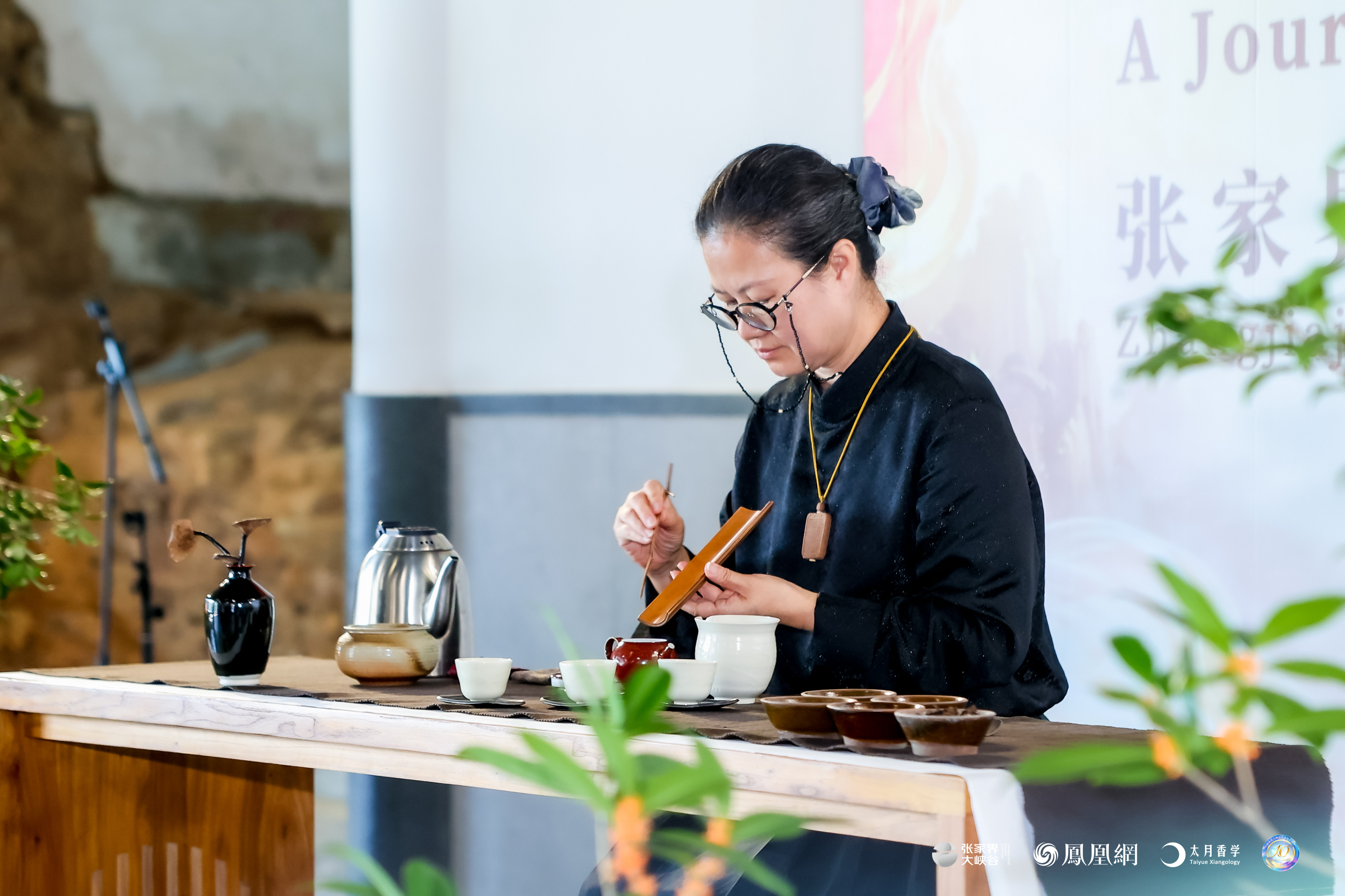 图集丨中国香创产品琳琅满目，中外游客争相体验