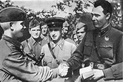 1942年，战场上的勃列日涅夫(右)