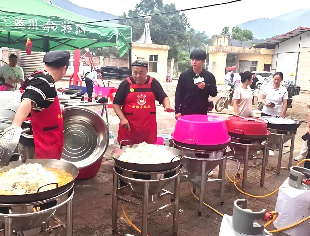 阿里木江在汤湖灾区制作新疆手抓饭