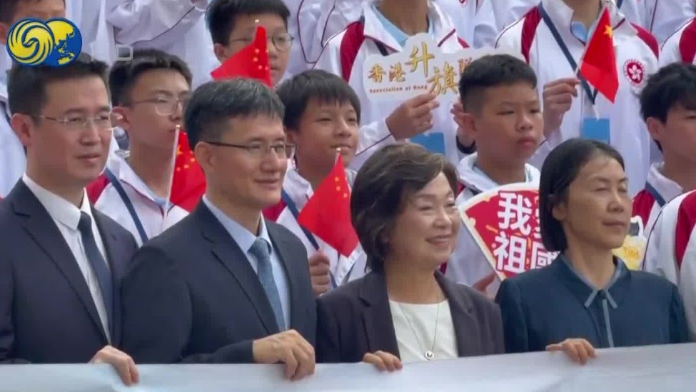 凤凰专访香港教育局局长：港澳青少年升旗队赴京意义非凡