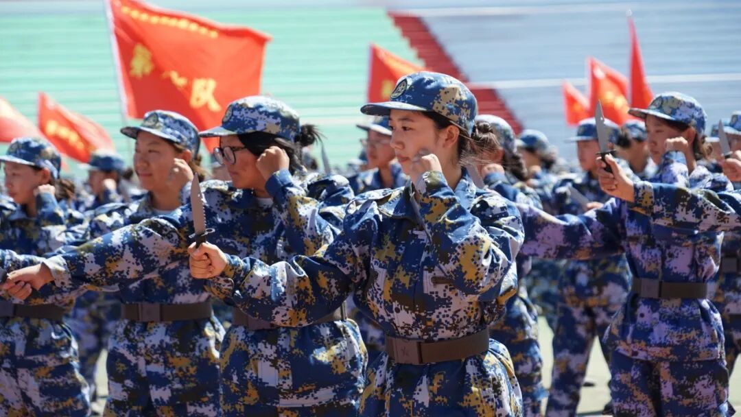 迷彩淬锋芒 逐梦启新程——青岛求实职业技术学院举行2026级新生军训总结大会暨开学典礼