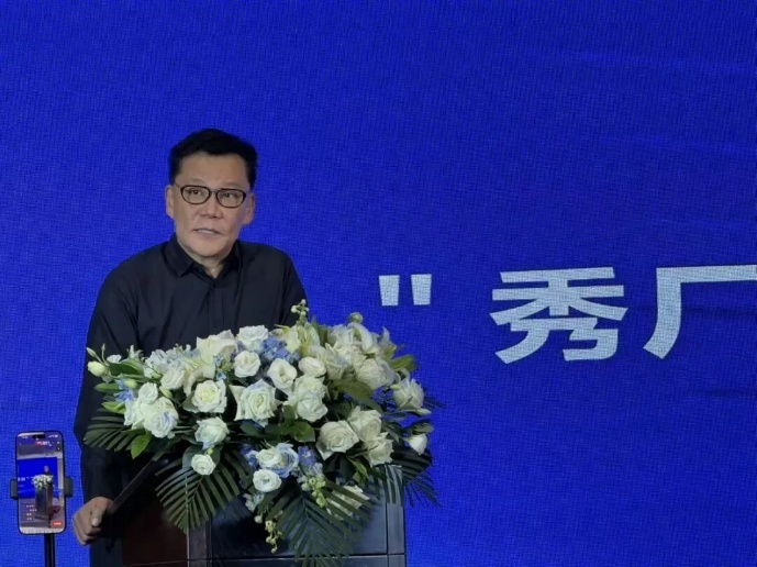 图为当当网创始人李国庆现场发言