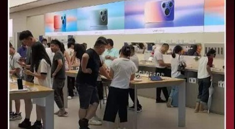 车与手机双紫同框，享界G9配华为三折叠才是“绝绝紫”